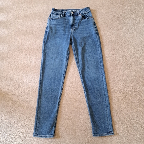 American Eagle Mom Jeans Size 2 Long Blue Denim Stretch Mid Wash Casual - Picture 1 of 12
